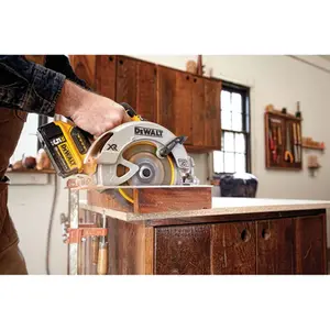 Serra Circular 7.1/4" (184.15mm) Dewalt 20v MAX S/ Bateria DCS570B