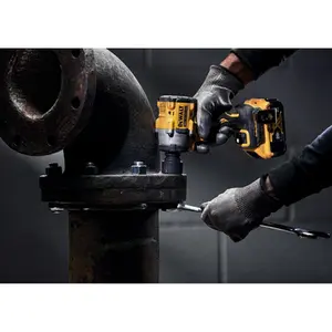 Chave de Impacto 1/2" Dewalt C/ 2 Baterias 20v, Carregador e Bolsa DCF922D2