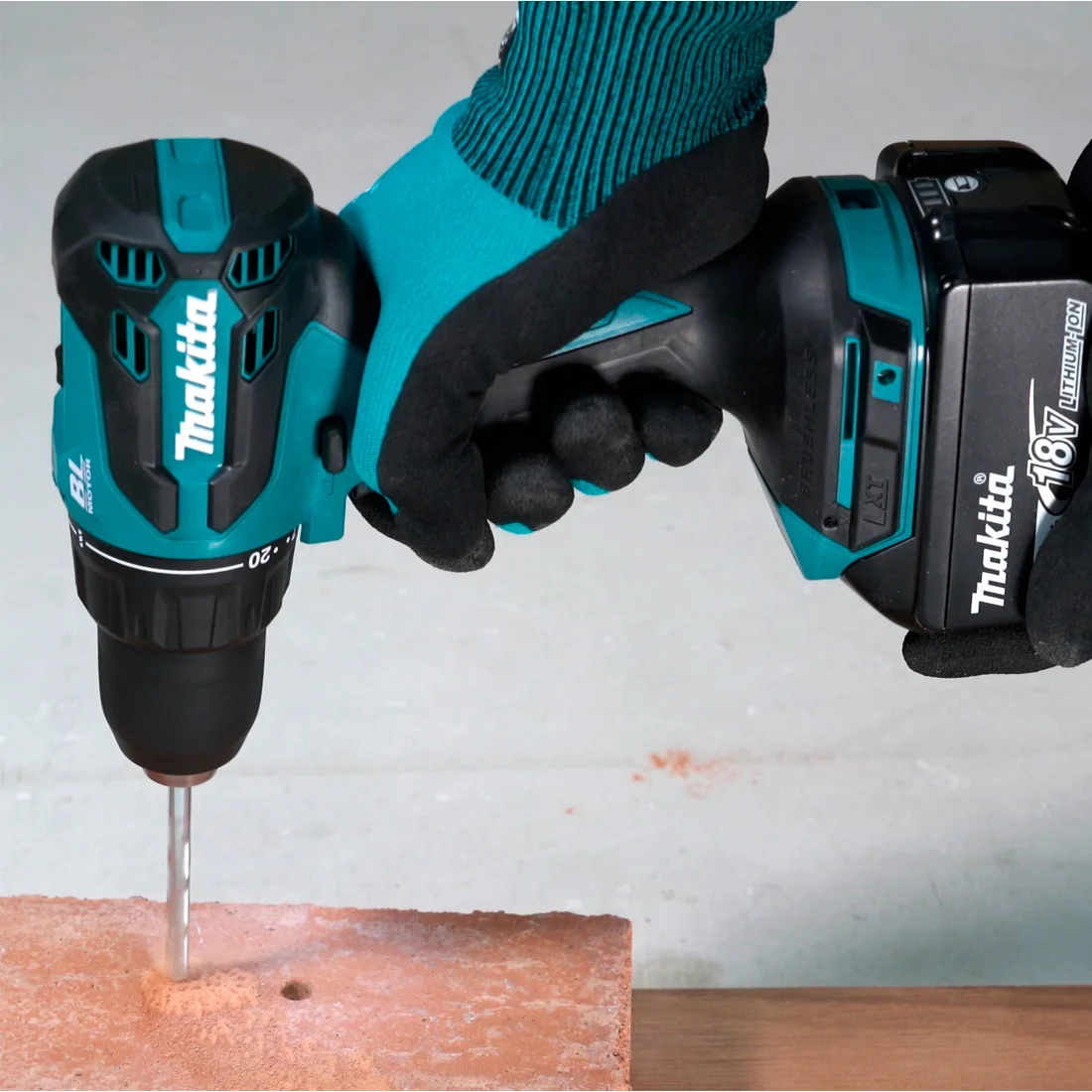 Parafusadeira/Furadeira de Impacto Makita 18V DHP490WVE 2 Baterias